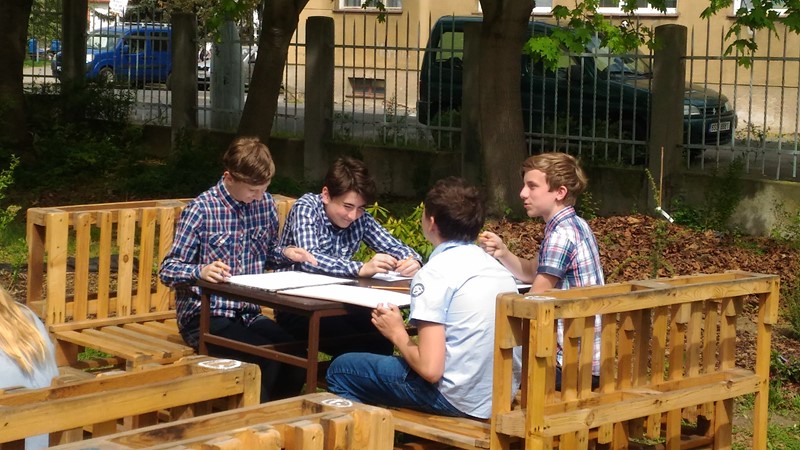 Výuka výtvarné výchovy na zahradě školy