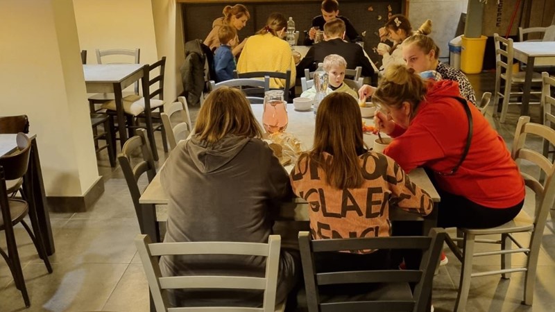 Tým DofE Kralupy: cílená pomoc ukrajinským uprchlíkům ve Starých Splavech