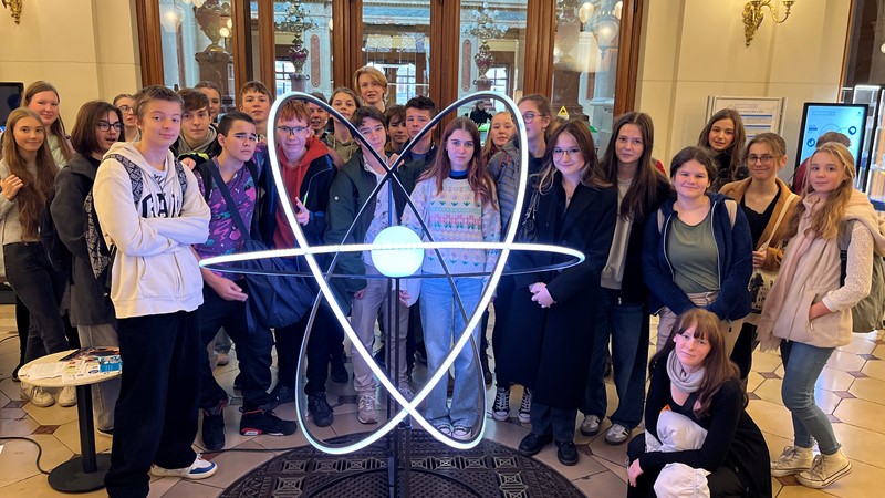 Kvinta na stopě Einsteinovy gravitace, gravitačních vln a černé díry