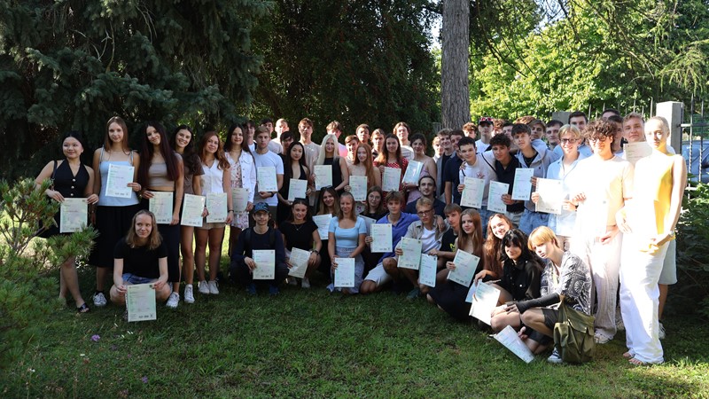 Přes 50 absolventů Cambridgeských zkoušek si převzalo si certifikáty z angličtiny na úrovních B2 až C2