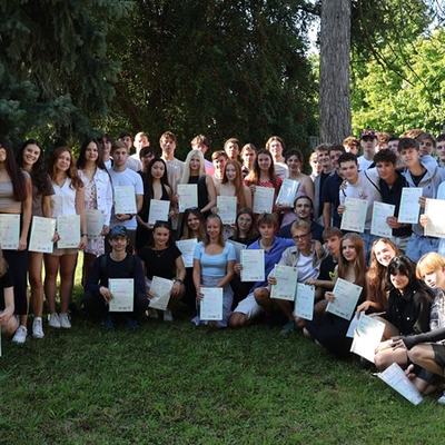 Přes 50 absolventů Cambridgeských zkoušek si převzalo si certifikáty z angličtiny na úrovních B2 až C2