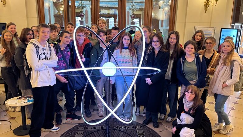 Kvinta na stopě Einsteinovy gravitace, gravitačních vln a černé díry
