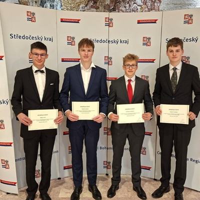 Mezi hvězdami Středočeského kraje za rok 2024/2025: naši studenti bodovali v matematice, financích, šachu i sportu