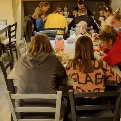 Tým DofE Kralupy: cílená pomoc ukrajinským uprchlíkům ve Starých Splavech