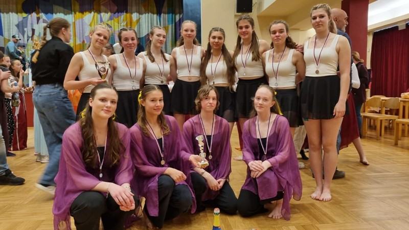 Studentky si vytančily stříbro a bronz v okresním kole Středočeského tanečního poháru